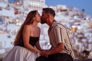 Read more about the article Propose in Santorini Like a Legend (With a Santorini Photographer Who Actually Gets It)