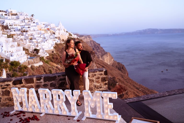 Read more about the article Why Santorini Is the Most Romantic Backdrop for Your Engagement or Elopement Photos (And Yes, We Mean The Most)