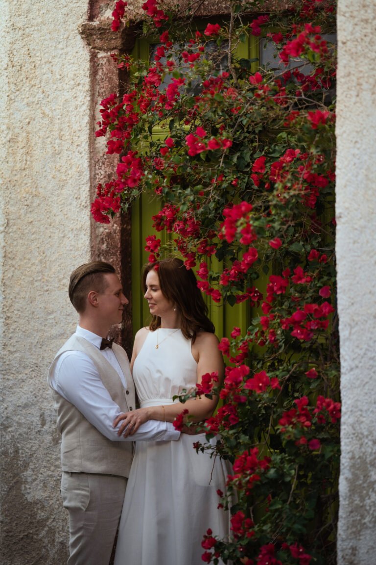 elopement photoshoot in santorini
