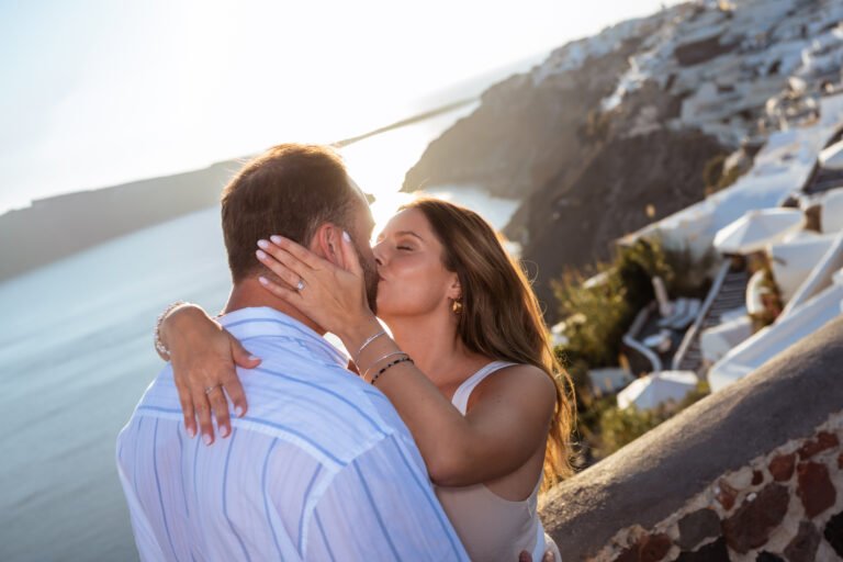 Read more about the article Santorini Proposal Photographer: Why Your “Perfect Moment” Might Not Be What You Think